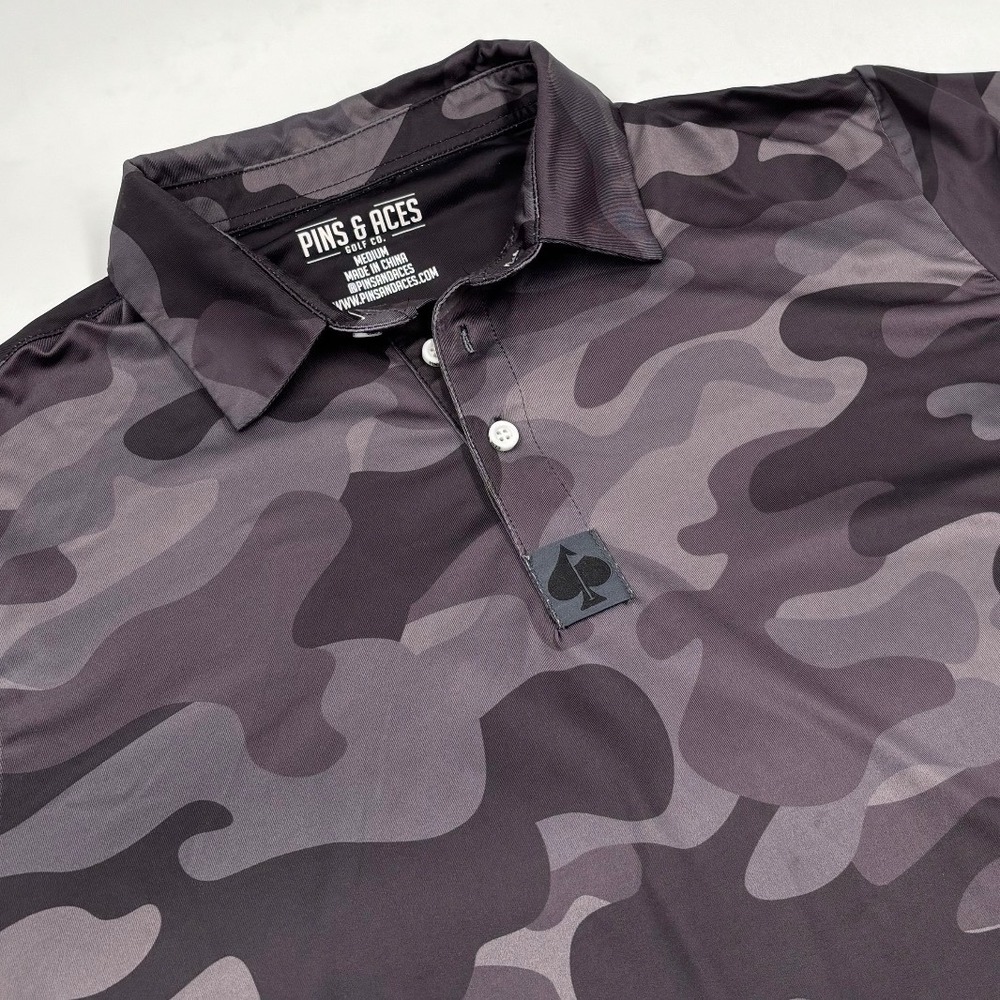 Pins & Aces Golf Co Men's M Grey Camo Performance Short Sleeve Polo